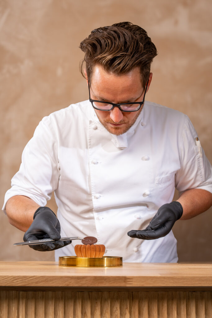 Portrait de nicolas Flandin qui dresse un dessert