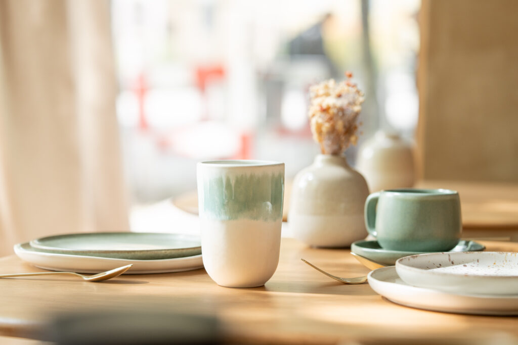 Décoration de table dans l'espace tea room de la patisserie de Lausanne