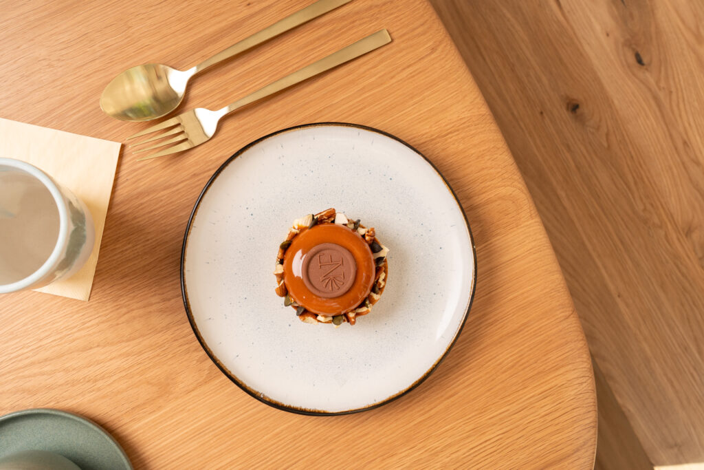 La tatin vue de haut sur une table joliement dressée de la patisserie