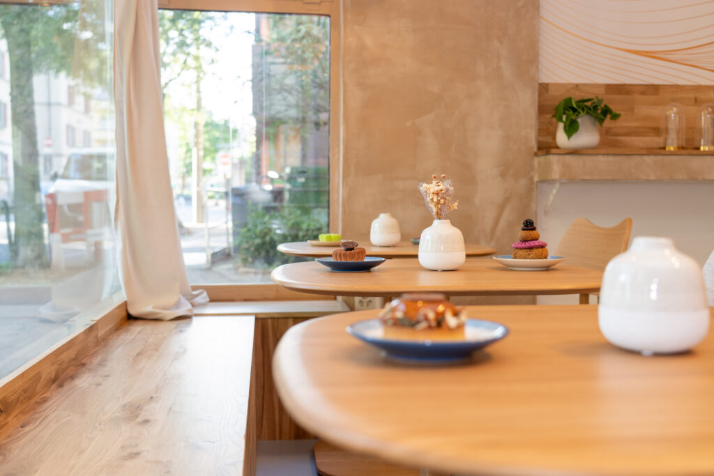 Patisseries sur les tables côté fenetre dans la patisserie