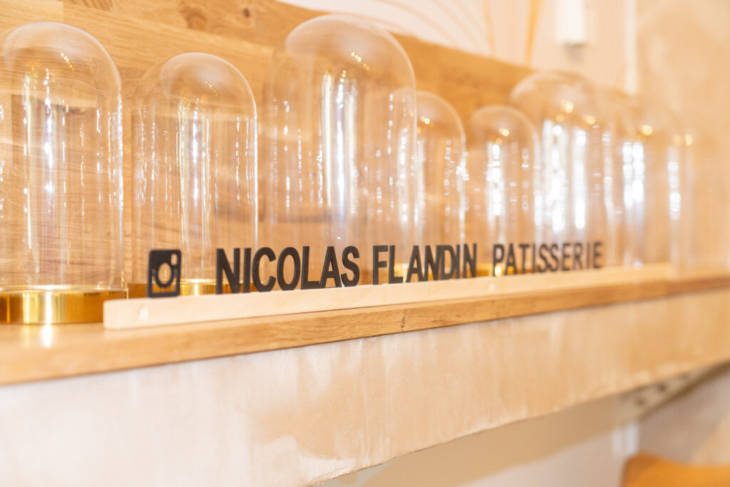 Décorationd e la patisserie avec les patisseries sous cloche en plein Lausanne